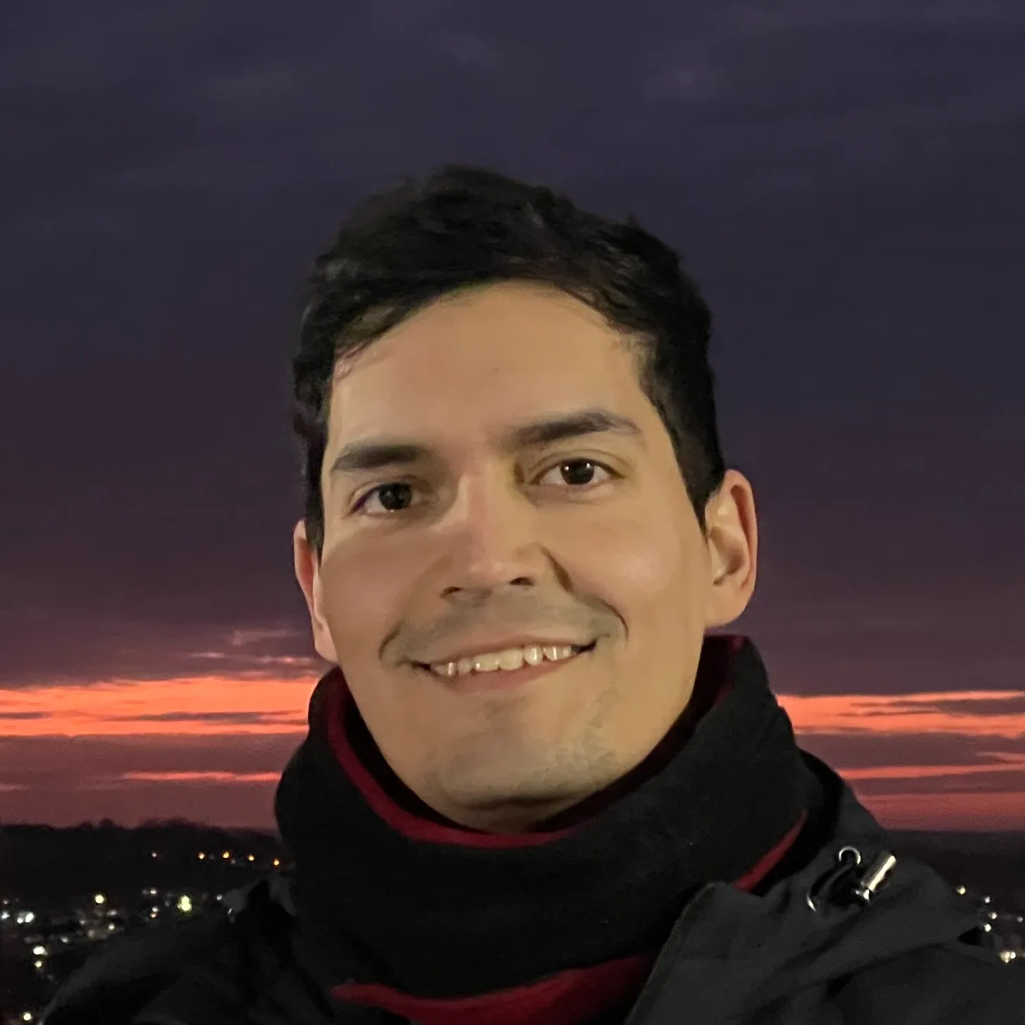 Profile picture of Nicolás Vera at night